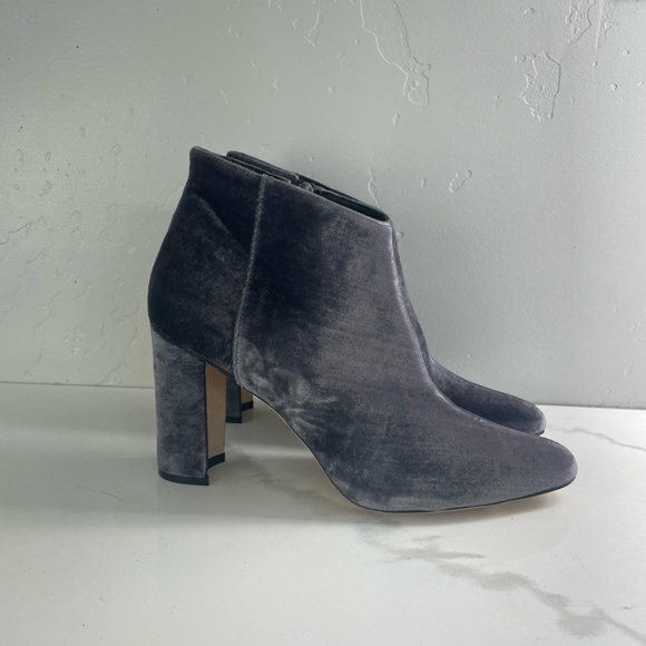 NIB Manolo Blahnik Brustalo Velvet Grey Booties Size 37 - Picture 3 of 10